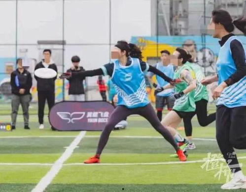 成人和学生踢球打架视频