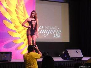 成人手铃表演视频